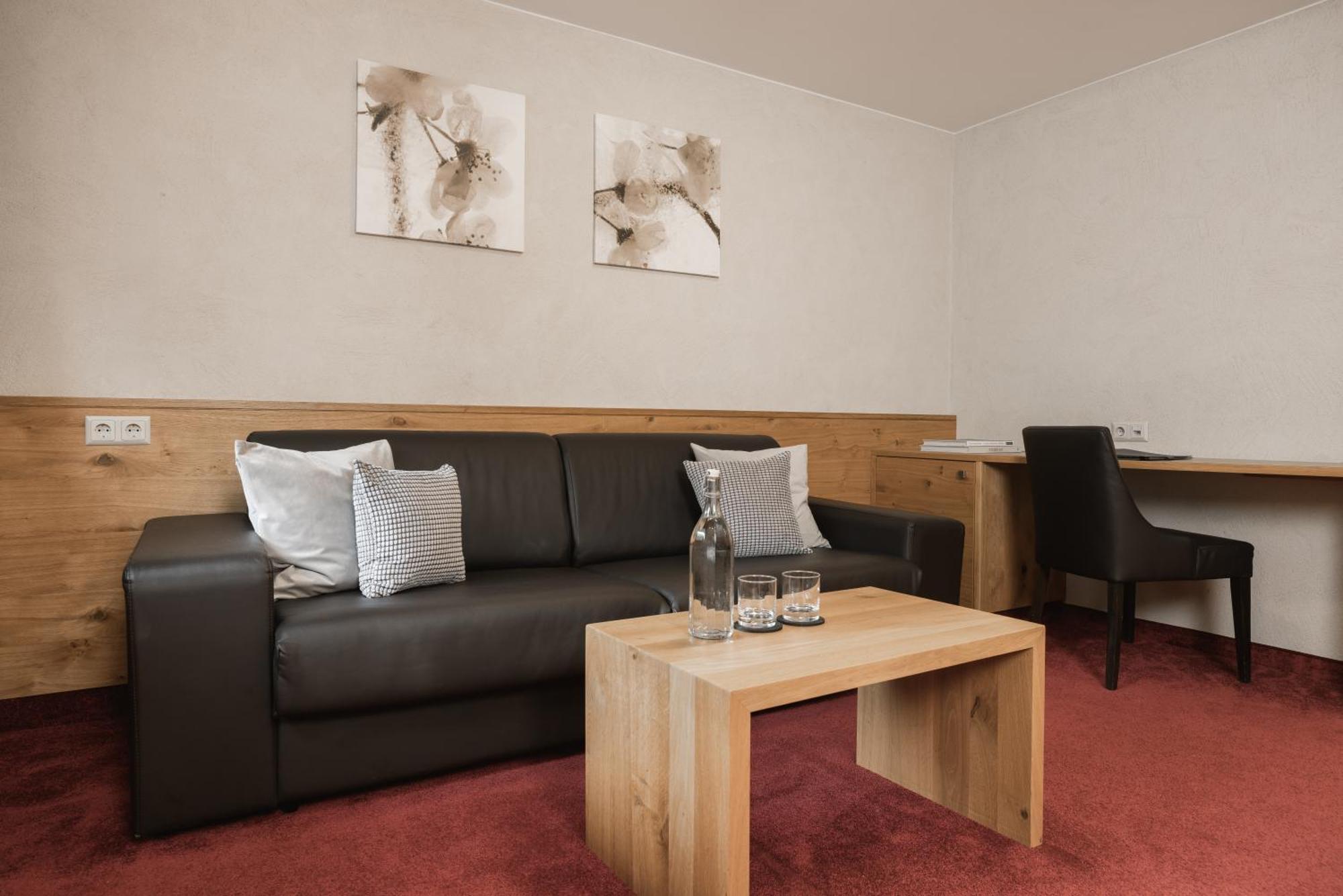 Neueroeffnung Miaflor Familien- & Aktivresort Ried im Oberinntal Zimmer foto